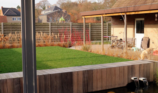 Veranda terrasoverkapping glas met geïntegreerde zonwering, zijkant spiekozijn glas en ritsscreen zonwering.